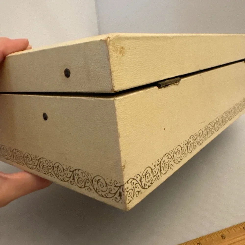 Vintage 1950s Ivory Jewelry Box‎ Organizer Red Lined Storage Case Decorative
